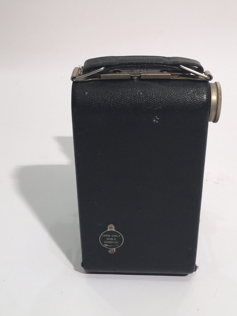 kodak jiffy six-20 Series II folding camera with Twindar Lens was made between 1937 and 1942