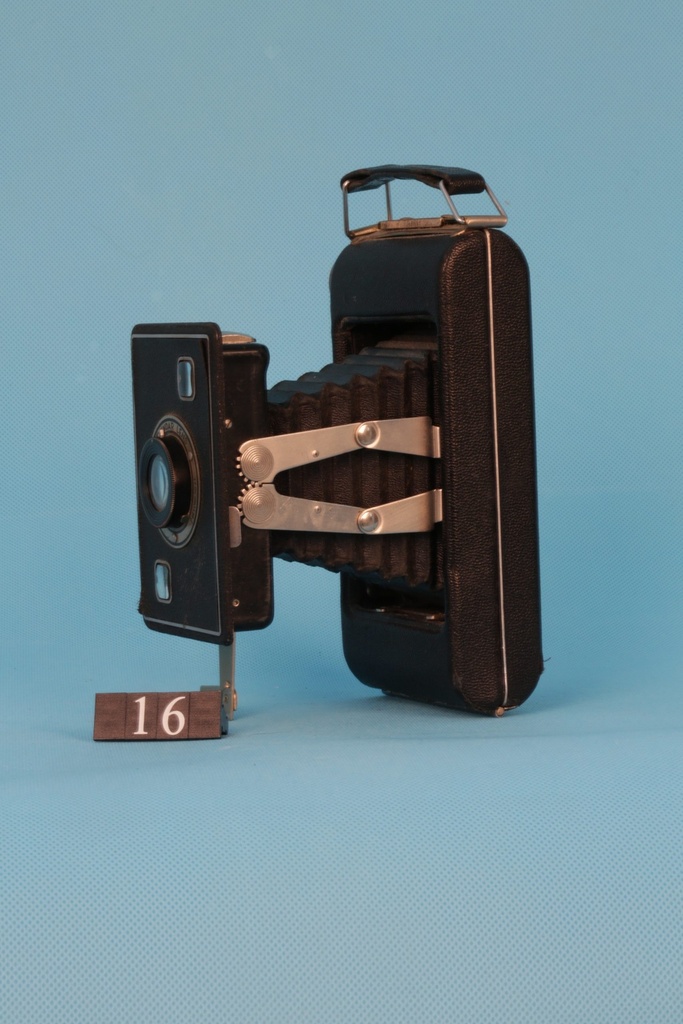 kodak jiffy six-20 Series II folding camera with Twindar Lens was made between 1937 and 1942