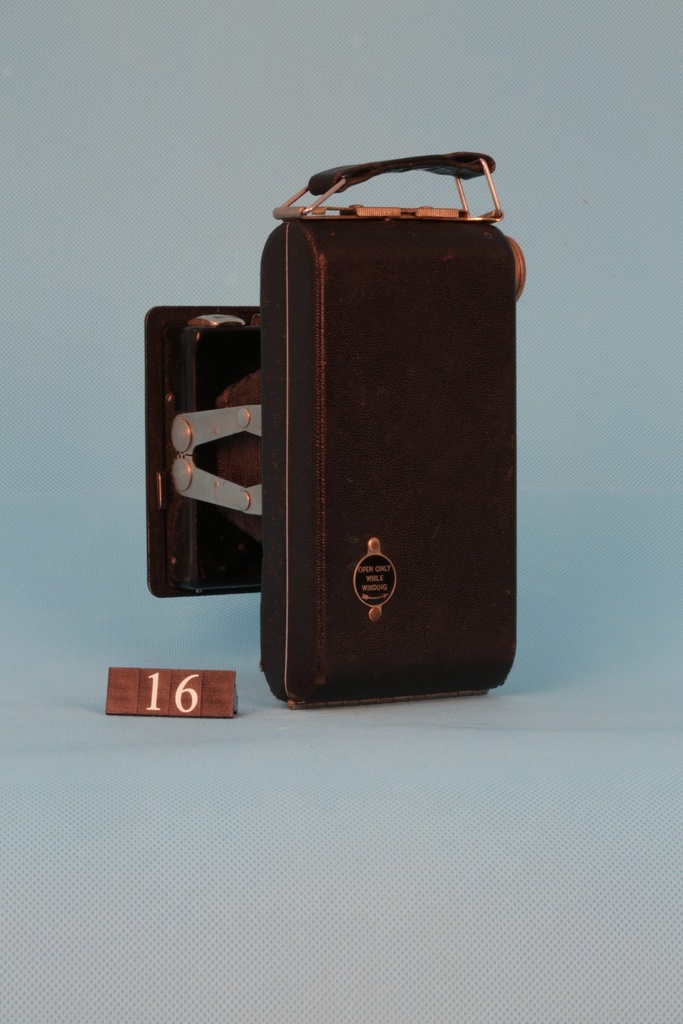 kodak jiffy six-20 Series II folding camera with Twindar Lens was made between 1937 and 1942